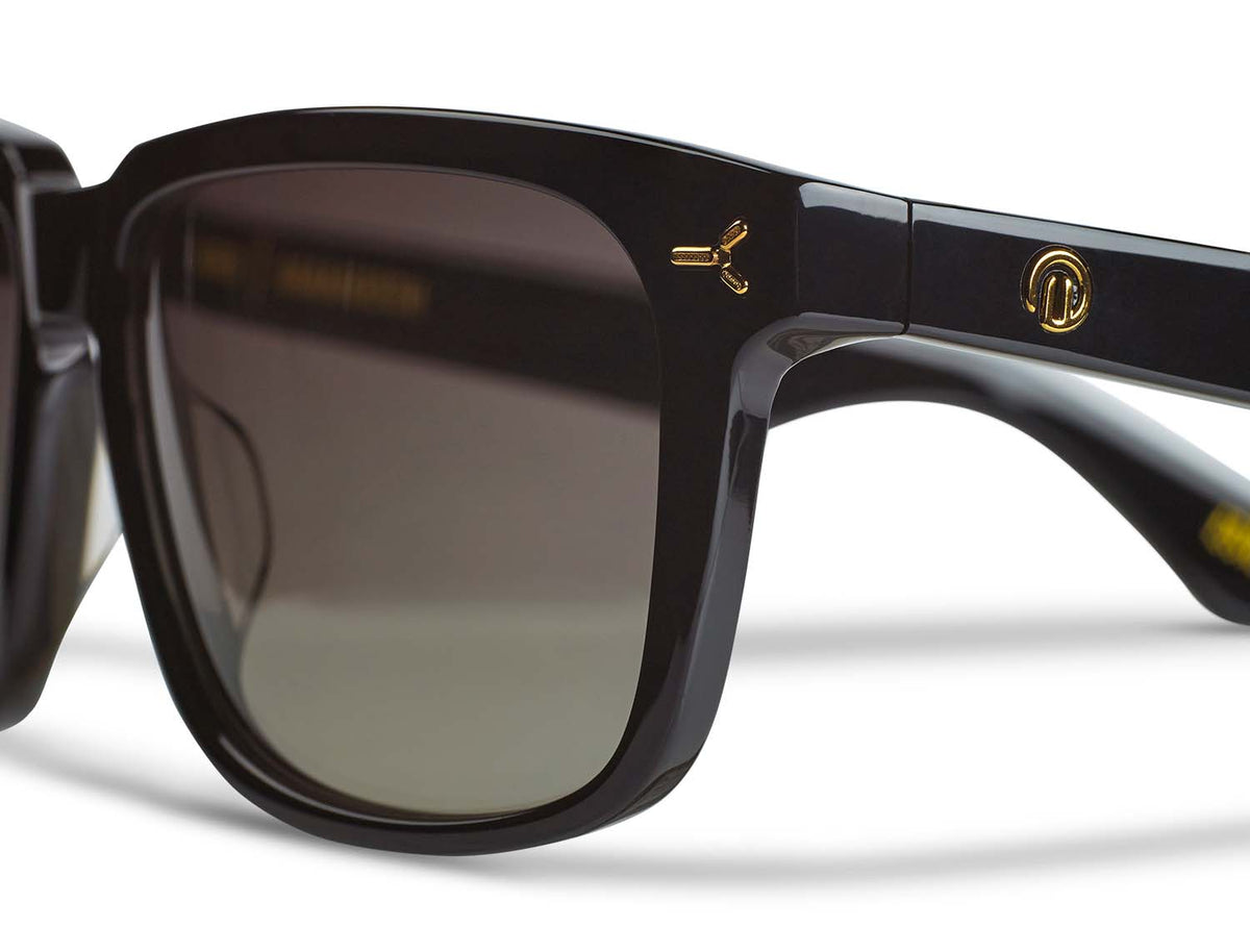 CLOSE UP- ARI SUNGLASSES - BLACK